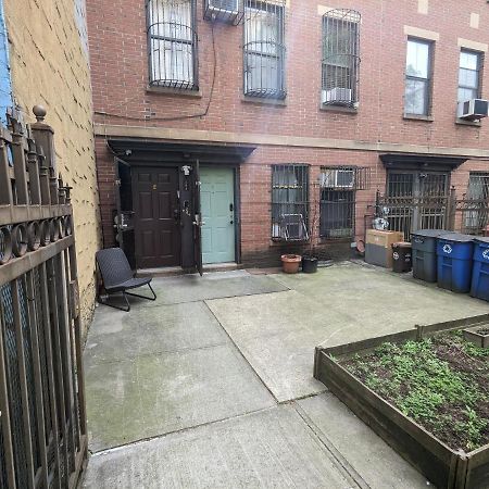 Central & Affordable Williamsburg Small Room New York Exterior photo