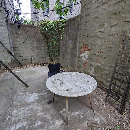 Central & Affordable Williamsburg Small Room New York Exterior photo