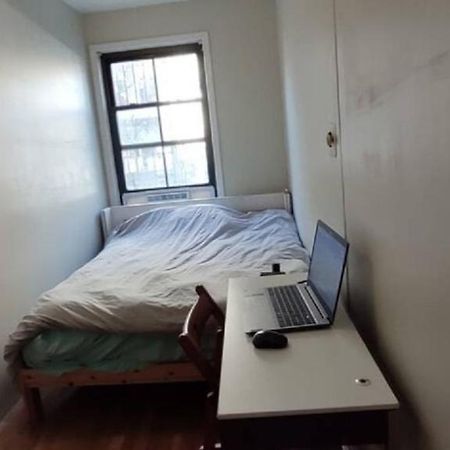 Central & Affordable Williamsburg Small Room New York Exterior photo