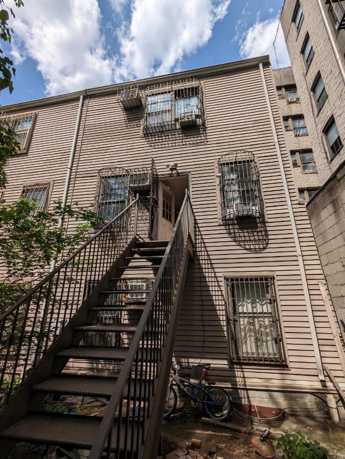 Central & Affordable Williamsburg Small Room New York Exterior photo
