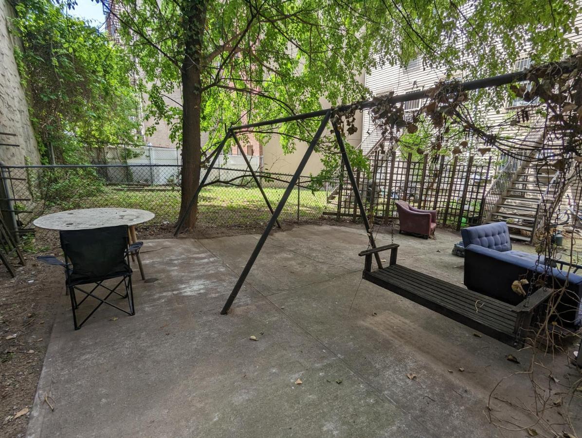 Central & Affordable Williamsburg Small Room New York Exterior photo