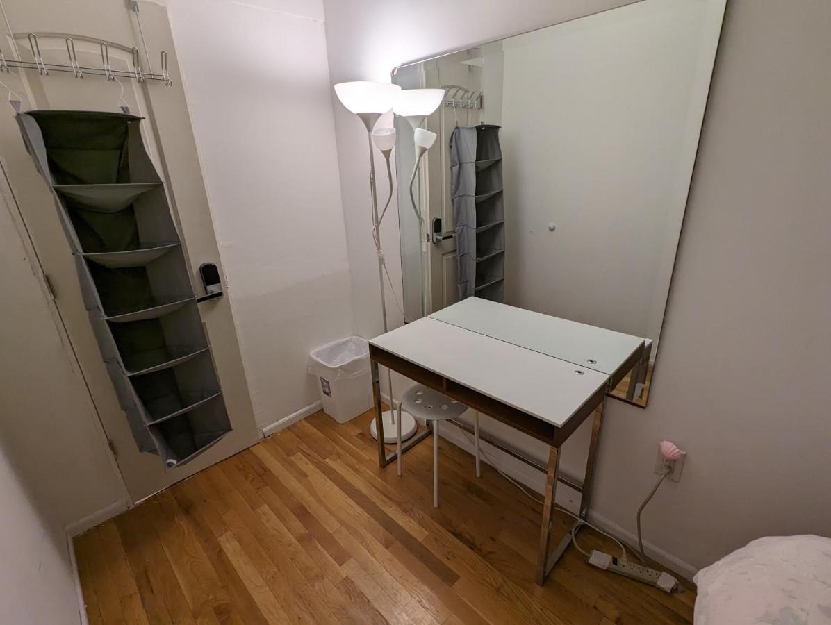 Central & Affordable Williamsburg Small Room New York Exterior photo