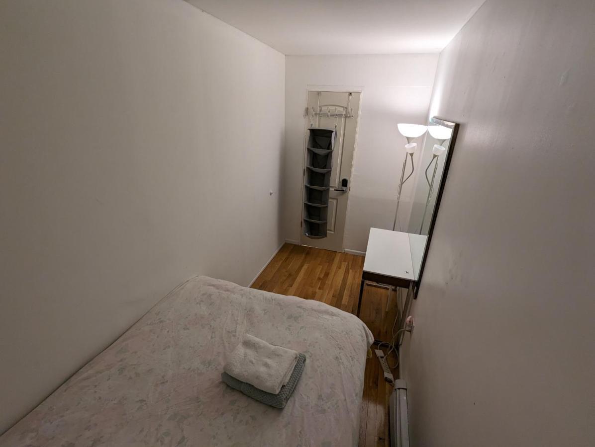 Central & Affordable Williamsburg Small Room New York Exterior photo