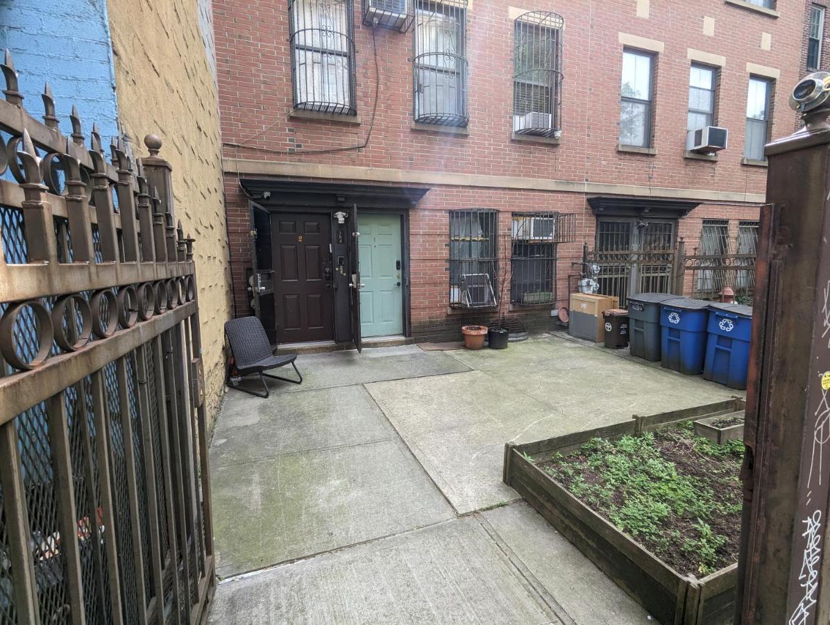 Central & Affordable Williamsburg Small Room New York Exterior photo
