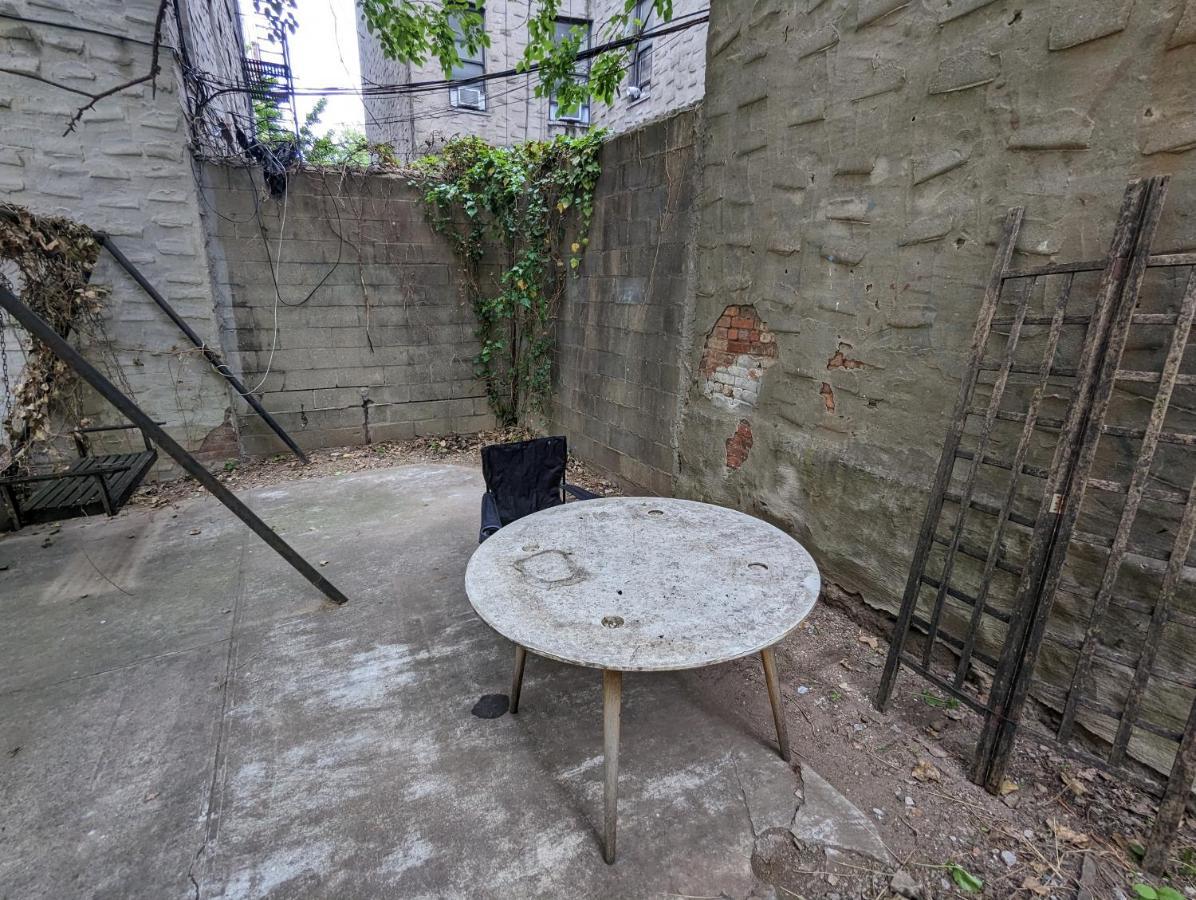 Central & Affordable Williamsburg Small Room New York Exterior photo