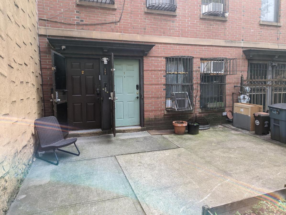 Central & Affordable Williamsburg Small Room New York Exterior photo