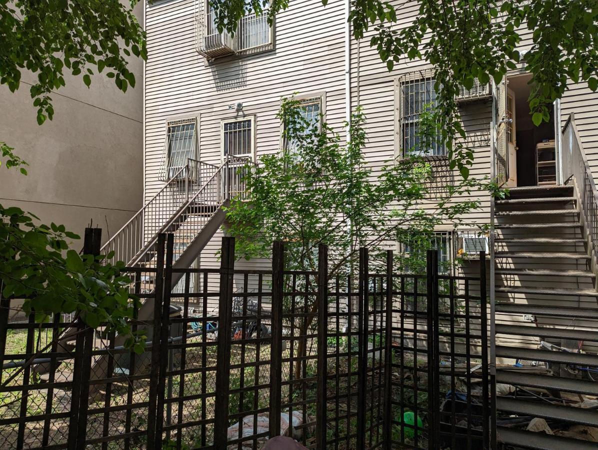 Central & Affordable Williamsburg Small Room New York Exterior photo
