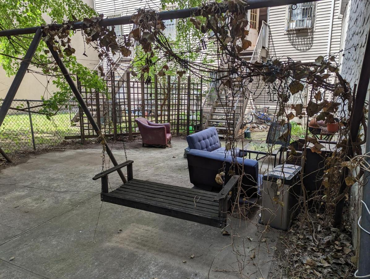 Central & Affordable Williamsburg Small Room New York Exterior photo