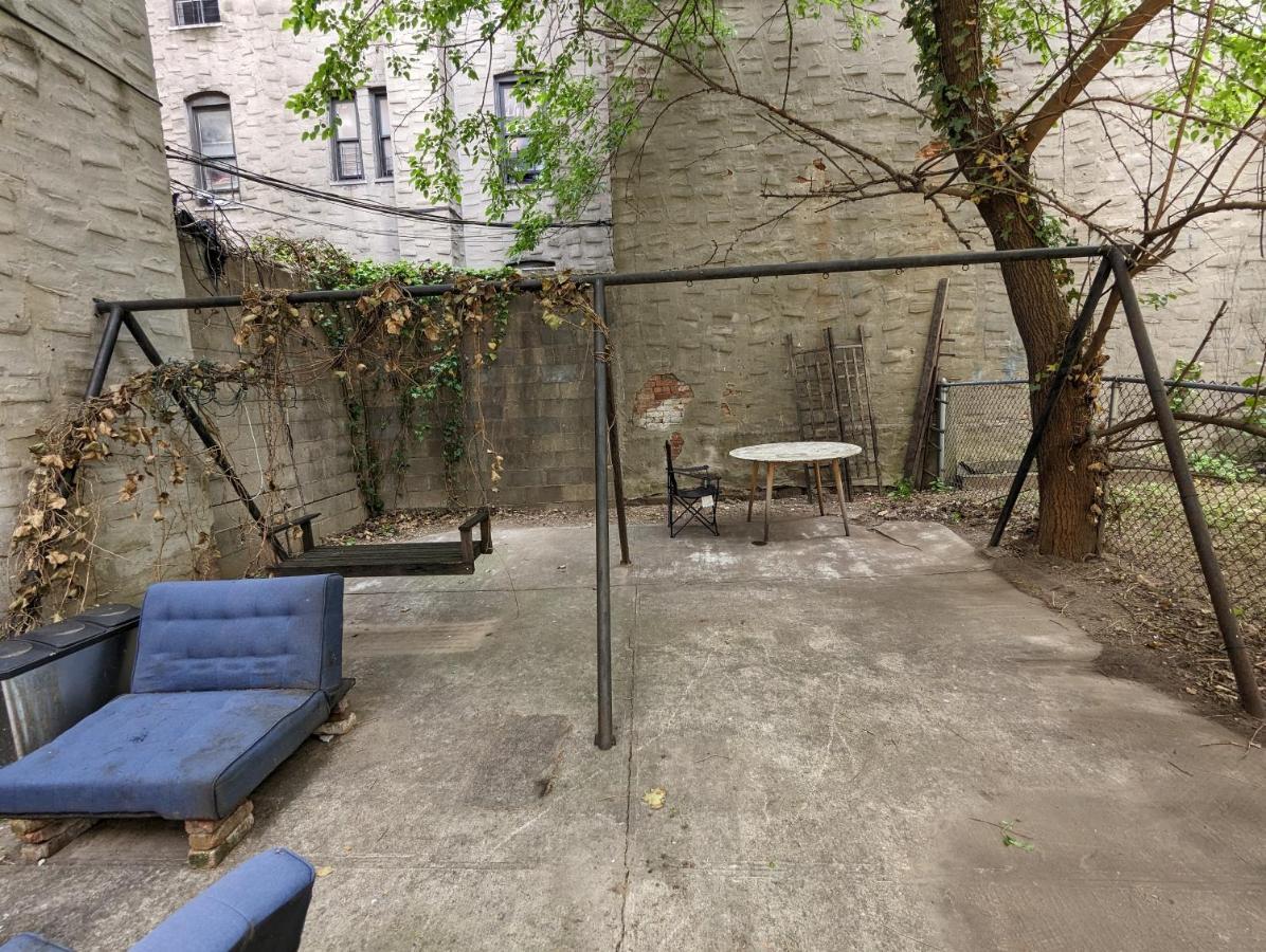 Central & Affordable Williamsburg Small Room New York Exterior photo