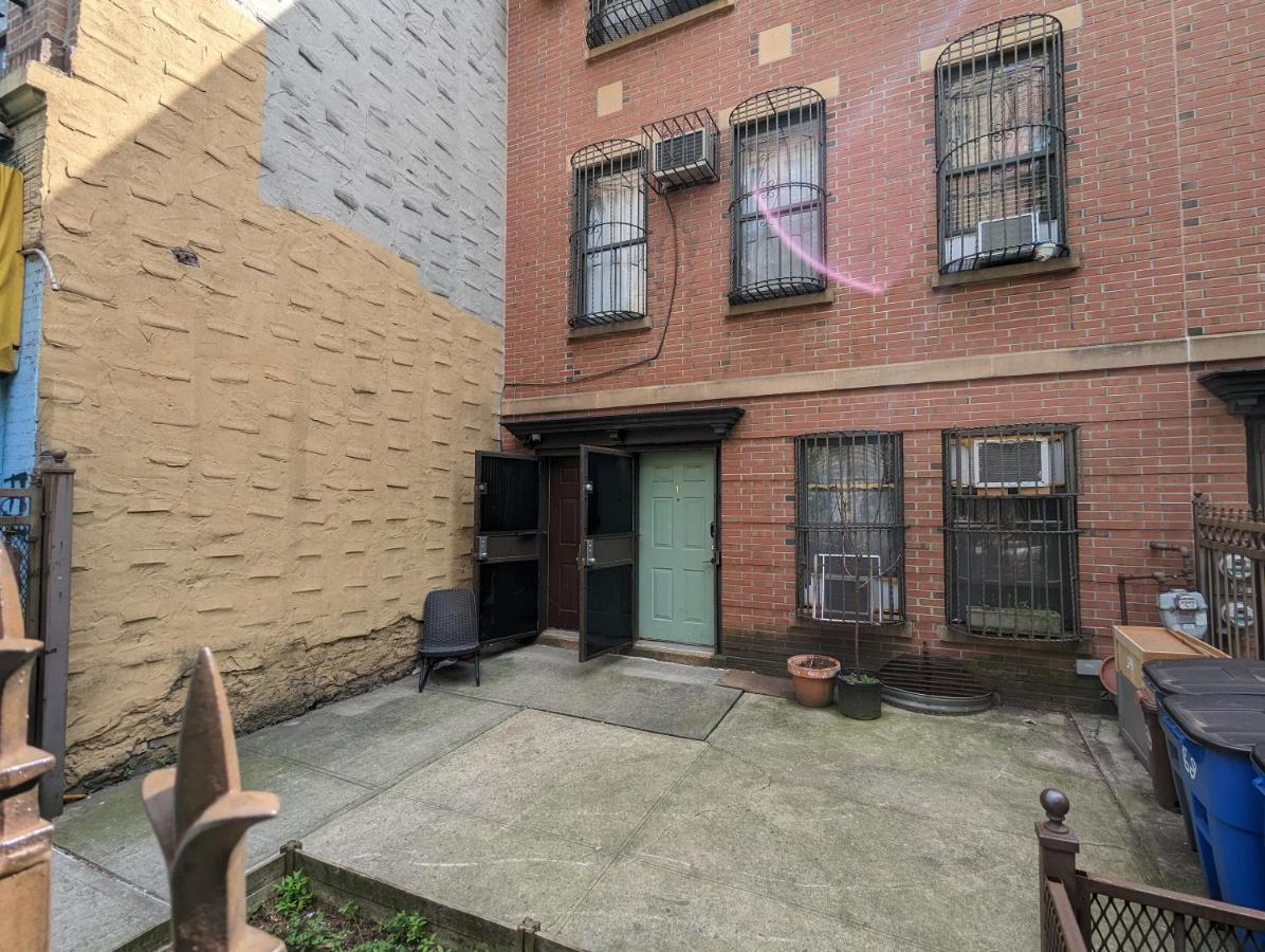 Central & Affordable Williamsburg Small Room New York Exterior photo