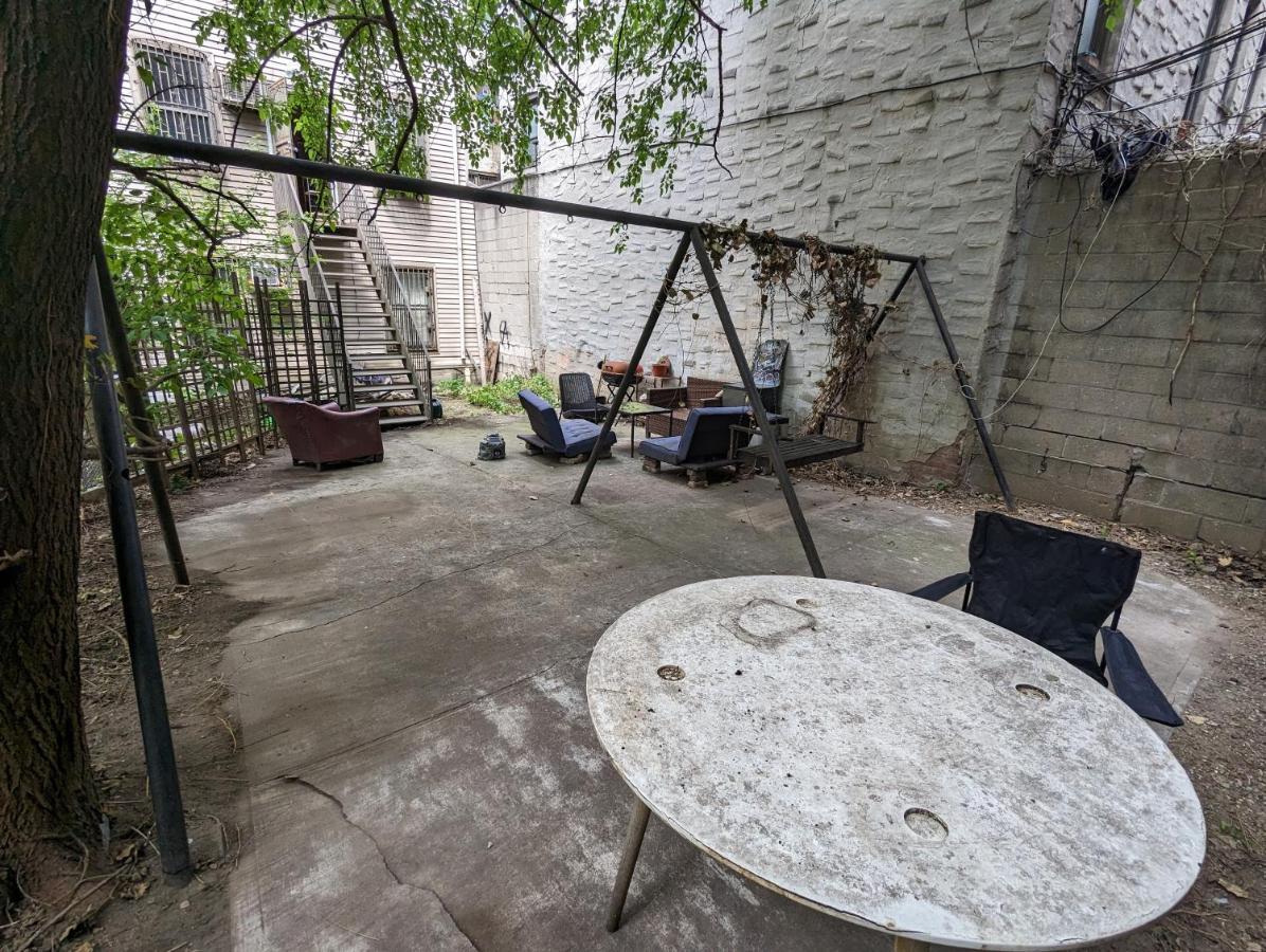 Central & Affordable Williamsburg Small Room New York Exterior photo