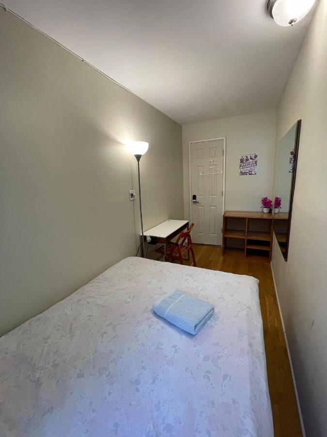Central & Affordable Williamsburg Small Room New York Exterior photo